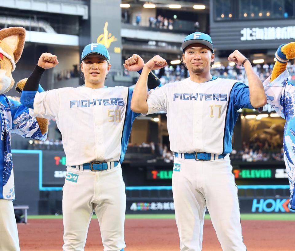　ガッツポーズで記念撮影に応じる奈良間（左）と伊藤（撮影・中島達哉）