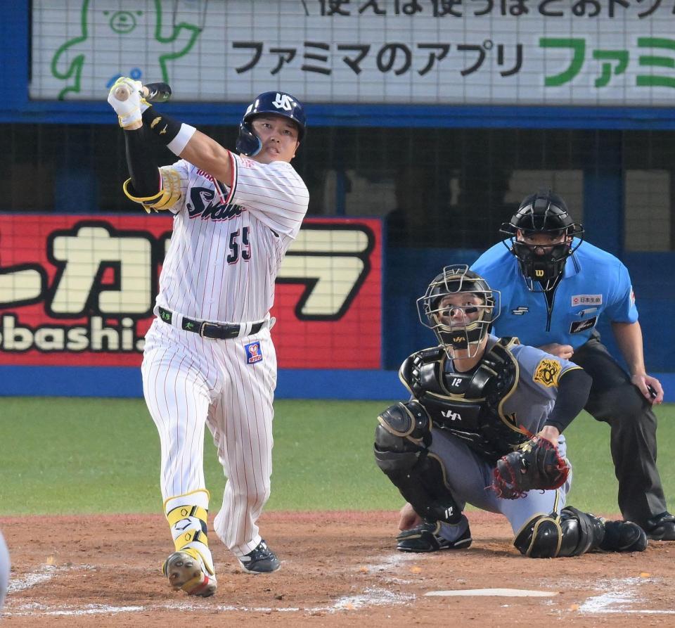 　４回、左中間へソロを放つ村上（捕手は坂本）＝撮影・伊藤笙子