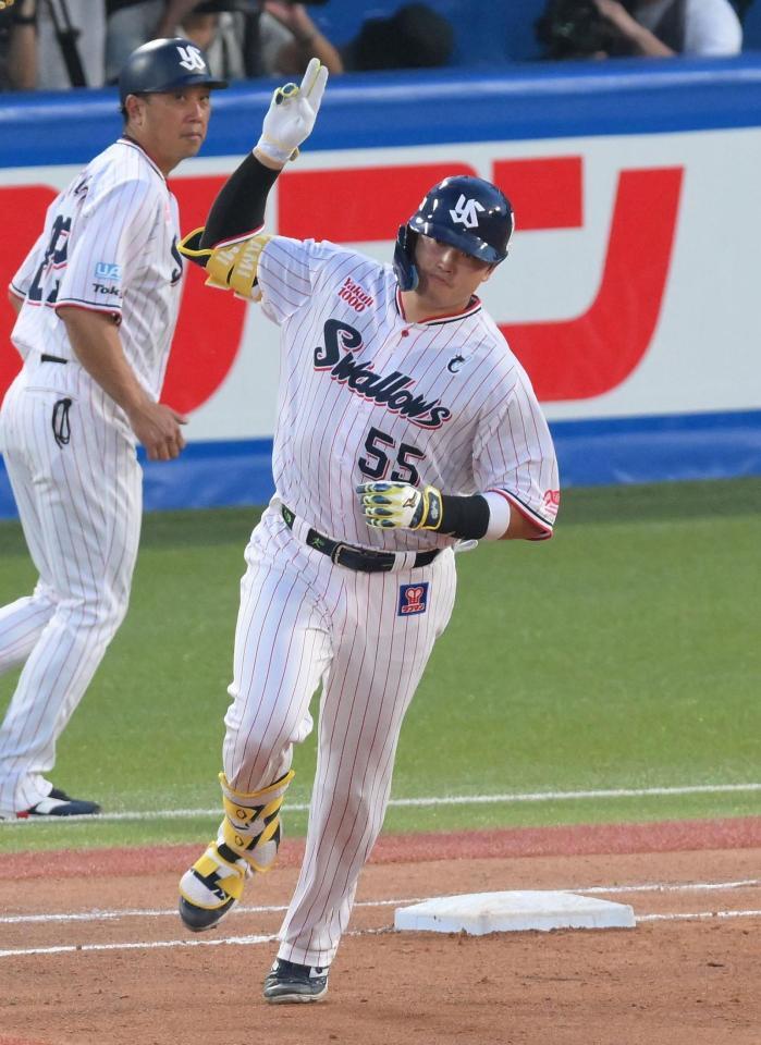 　４回、左中間へソロを放ち、ダイヤモンドを一周する村上（撮影・伊藤笙子）