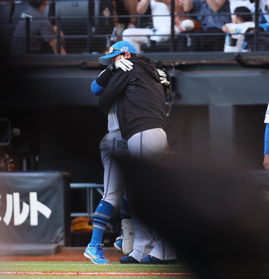 　サヨナラ打を放った奈良間と抱き合う新庄監督（撮影・中島達哉）