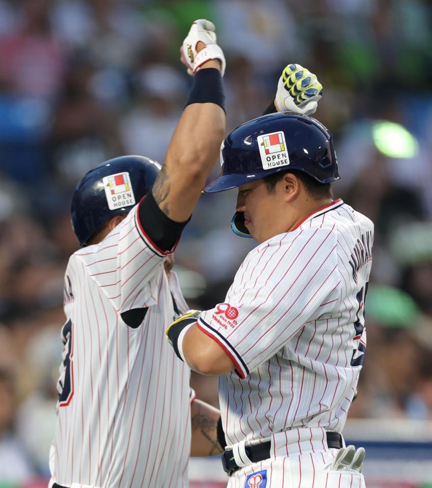 　４回、ソロを放ち、オスナ（左）とタッチを交わす村上（撮影・西岡正）