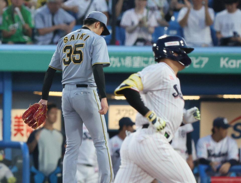 　４回、村上（手前）に本塁打を許した才木（撮影・石井剣太郎）