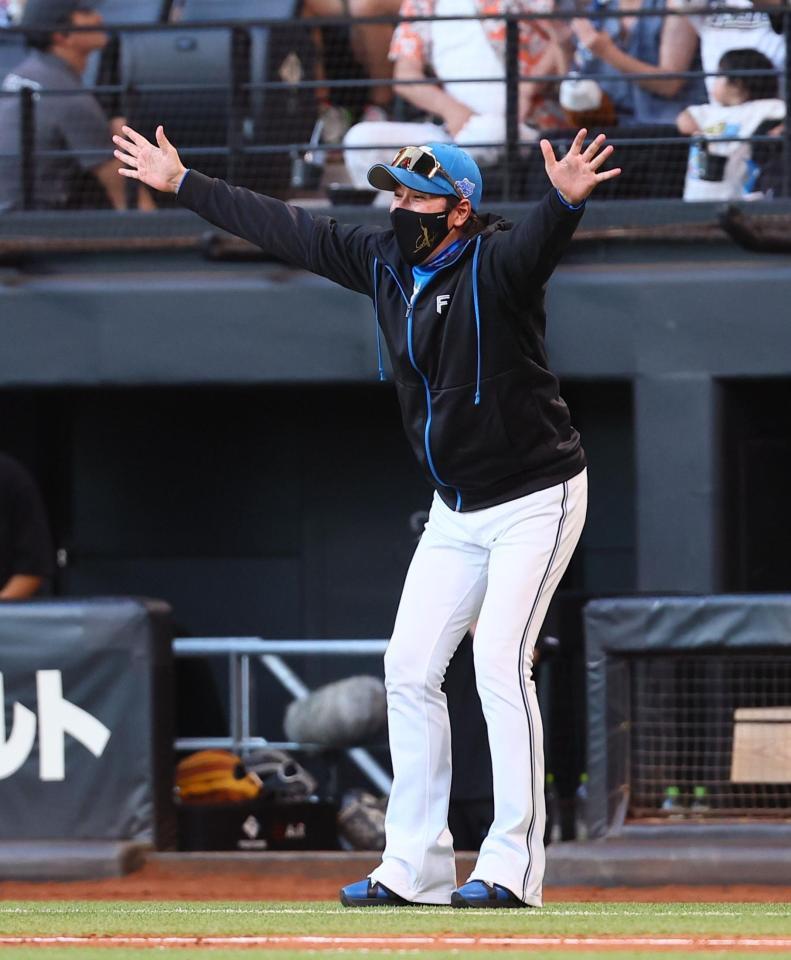 サヨナラ打を放った日本ハム・奈良間大己を満面の笑顔で迎える日本ハム・新庄剛志監督＝エスコンフィールド北海道（撮影・中島達哉）