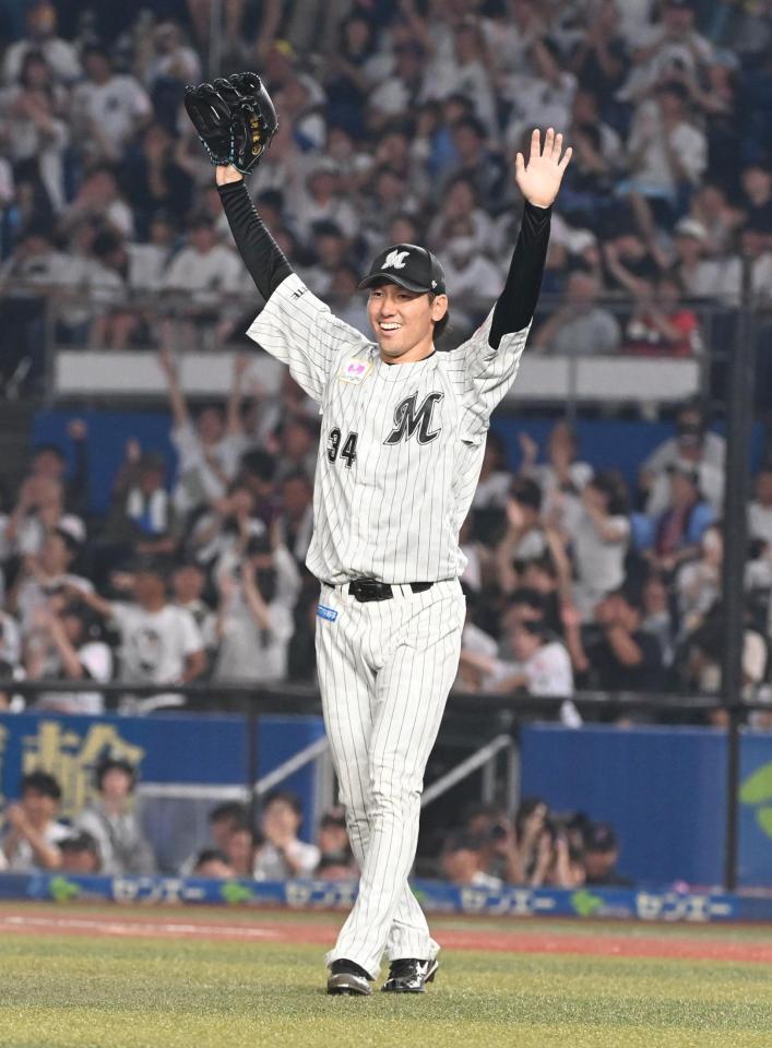 　８回、ネビンの左飛で一走・高松が戻れずダブルプレーとなり手をあげる高野（撮影・持木克友）