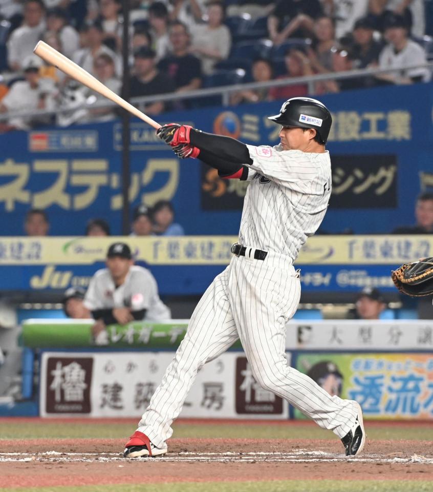 　８回、二塁への適時内野安打を放つ藤岡（撮影・持木克友）