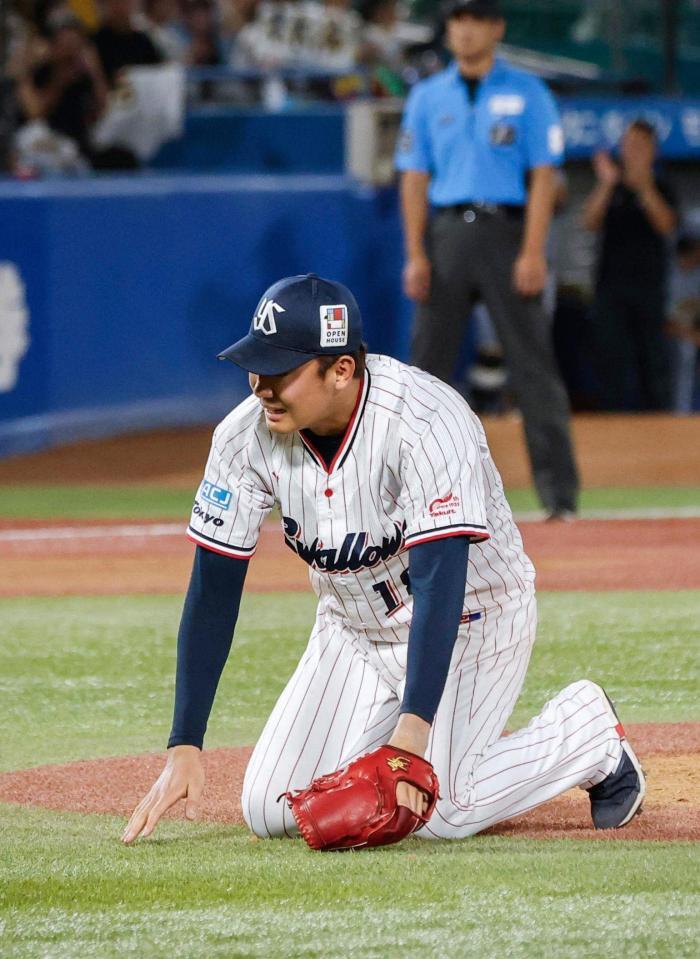 　６回、才木に押し出し四球を与え、膝をつく奥川