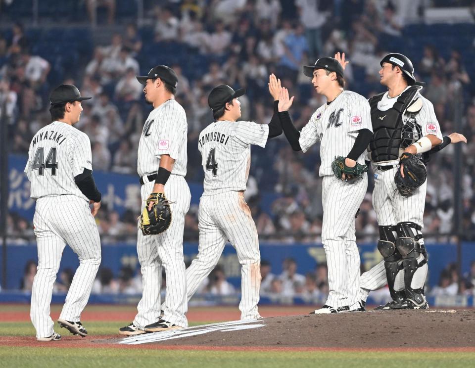 　９回１イニングをピシャリと抑え、ナインとタッチを交わす横山（左から４人目）＝撮影・持木克友