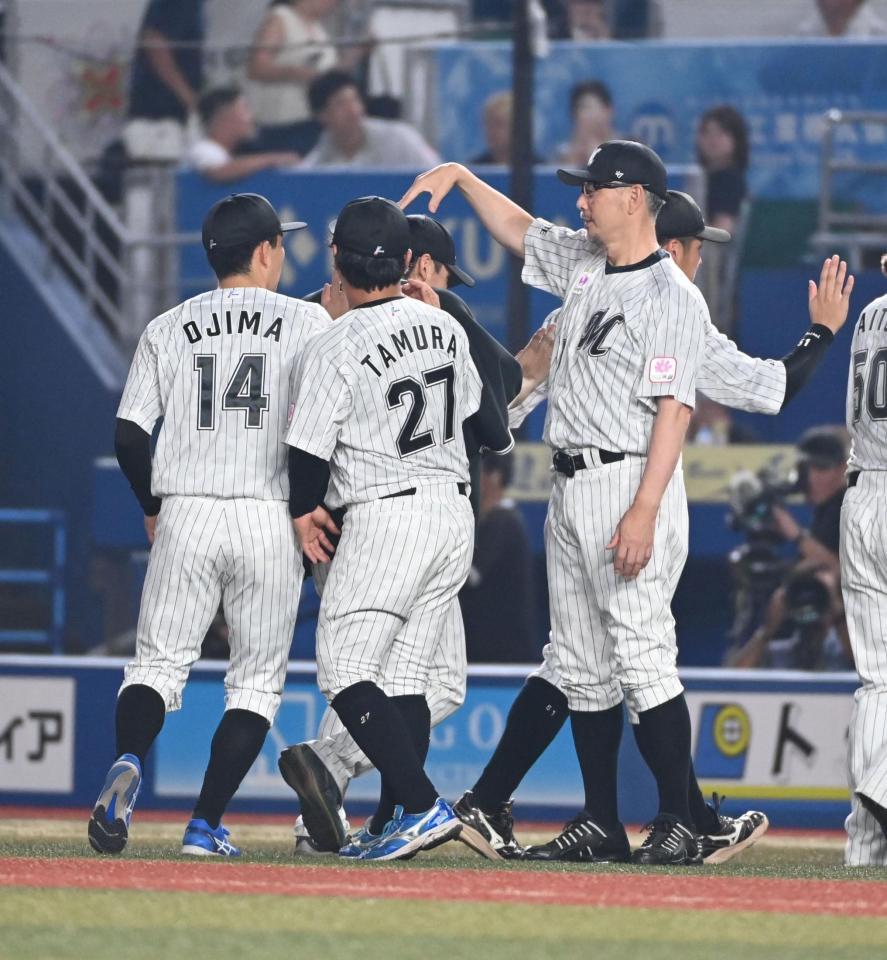 　先発した小島とハイタッチを交わす吉井監督（撮影・持木克友）