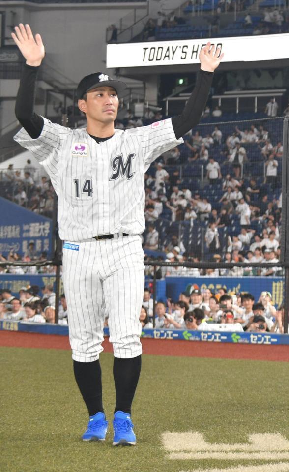 　勝目を挙げファンの声援に応える小島（撮影・持木克友）