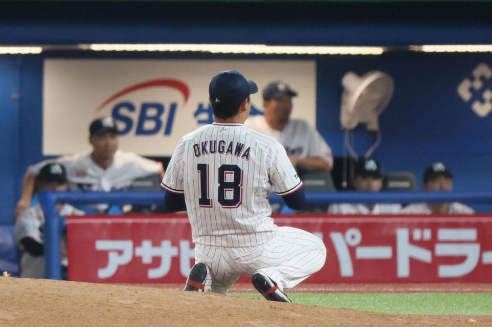 　６回、才木に押し出し四球を与え、膝をつく奥川（撮影・石井剣太郎）