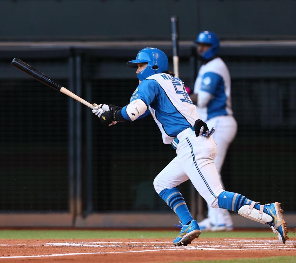 　１０回、中前にサヨナラ適時打を放つ奈良間（撮影・中島達哉）