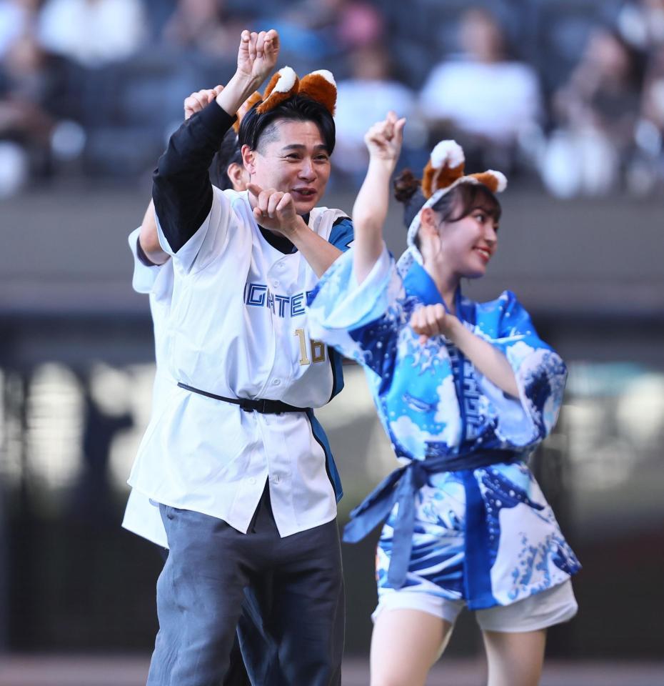 　ファイターズガールときつねダンスを踊る平成ノブシコブシ・吉村崇（撮影・中島達哉）