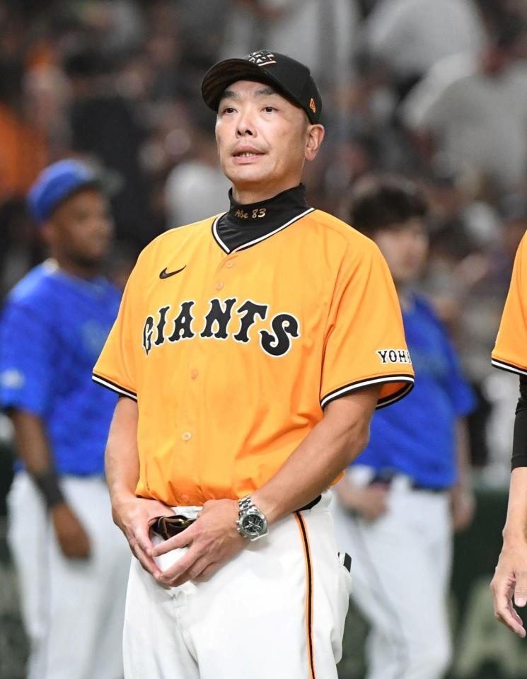 　さばさばした表情でファンにあいさつする阿部監督（撮影・佐藤厚）