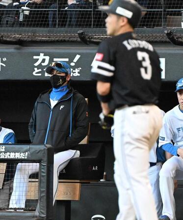 　１０回、近藤を申告敬遠する新庄監督（撮影・柿森英典）