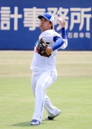 　キャッチボールする中日・仲地＝ナゴヤ球場