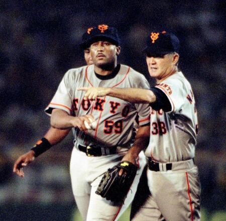 　球審の判定に不服だったガルベスは降板を告げられてもマウンドから動こうとせず、長嶋監督（右）に引っ張られるようにベンチに。この後、審判団に向かってボールを投げつける＝９８年７月