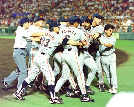 　途中降板のガルベス（右から３人目）は審判団に向かってボールを投げつける。長嶋監督（３３）ら巨人ナインが止めに入った＝９８年７月