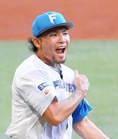 　１回、雄たけびを上げる伊藤（撮影・中島達哉）