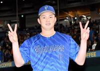 　プロ２勝目を挙げ、笑顔を見せる竹田（撮影・佐藤厚）