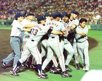 　途中降板のガルベス（右から３人目）は審判団に向かってボールを投げつける。長嶋監督（３３）ら巨人ナインが止めに入った＝９８年７月