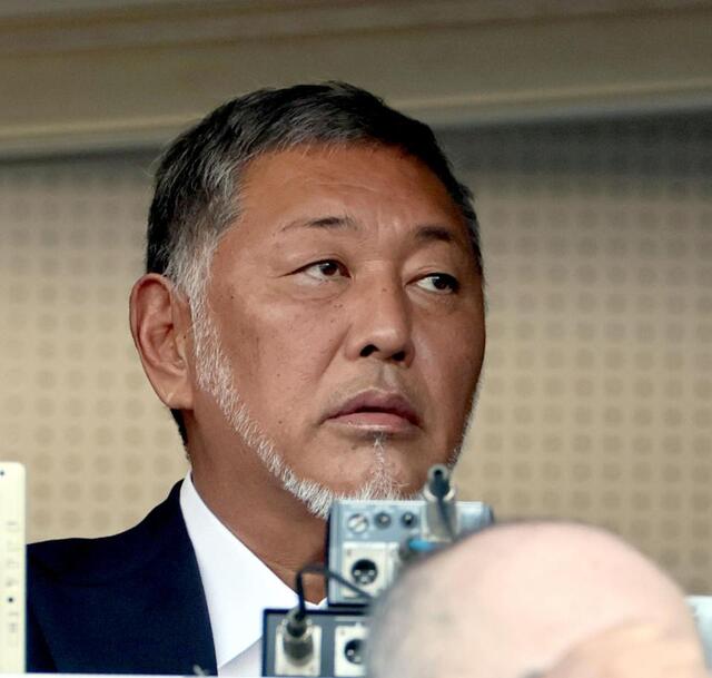 解説席の清原和博氏がニッコニコで客席にポーズ 慶大野球部OBの長男