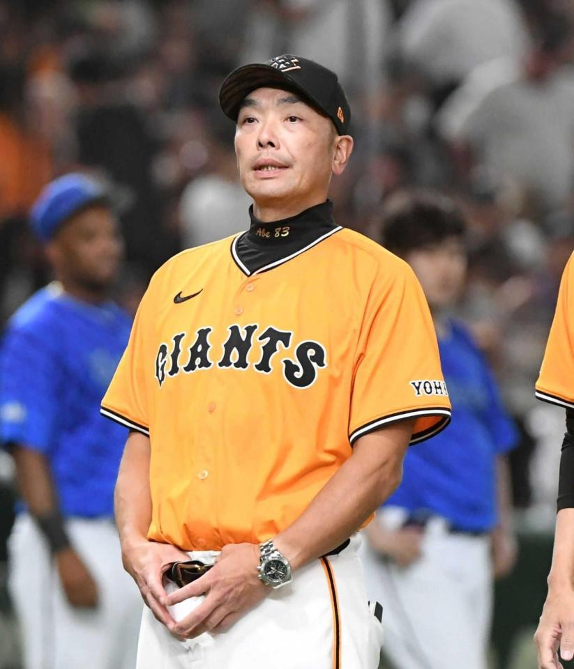 　さばさばした表情でファンにあいさつする阿部監督