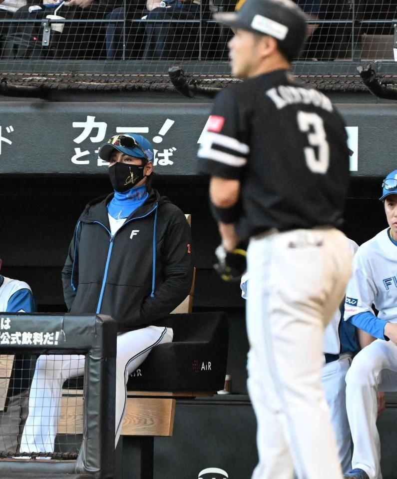 　１０回、近藤を申告敬遠する新庄監督（撮影・柿森英典）