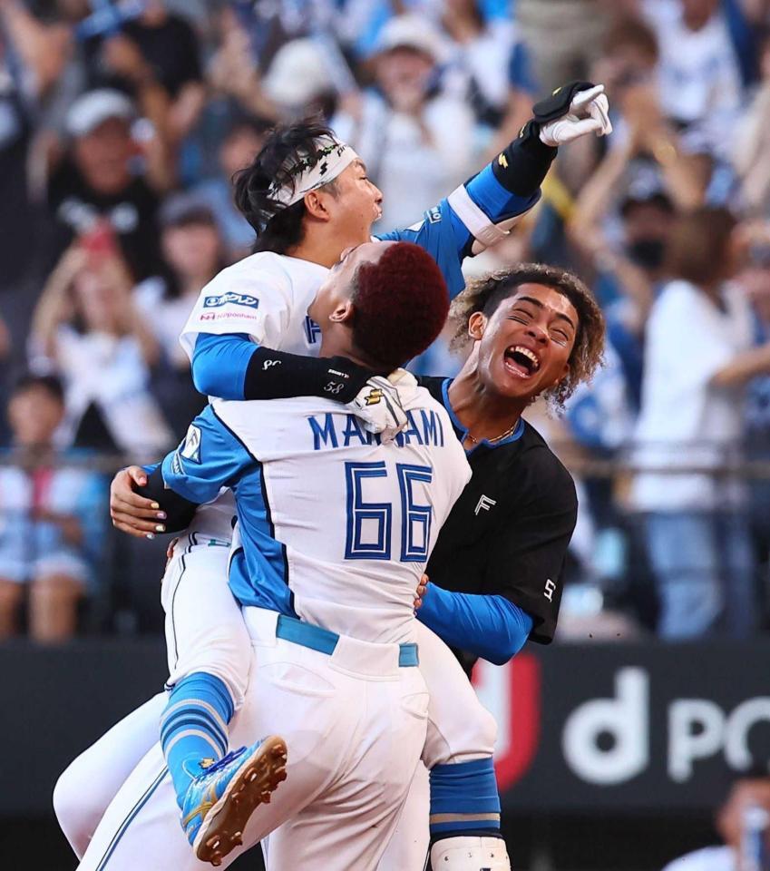 　１０回、サヨナラ打を放ち、ナインと勝利を喜ぶ奈良間（撮影・中島達哉）