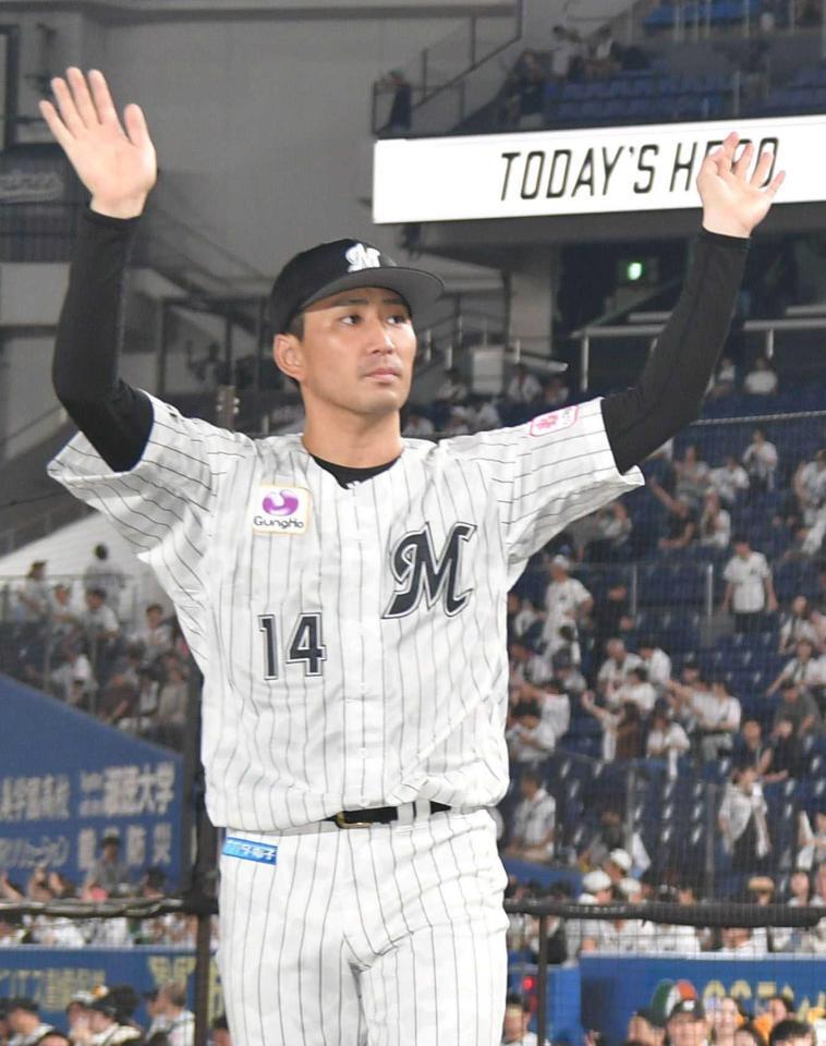 　６勝目を挙げファンの声援に応える小島（撮影・持木克友）