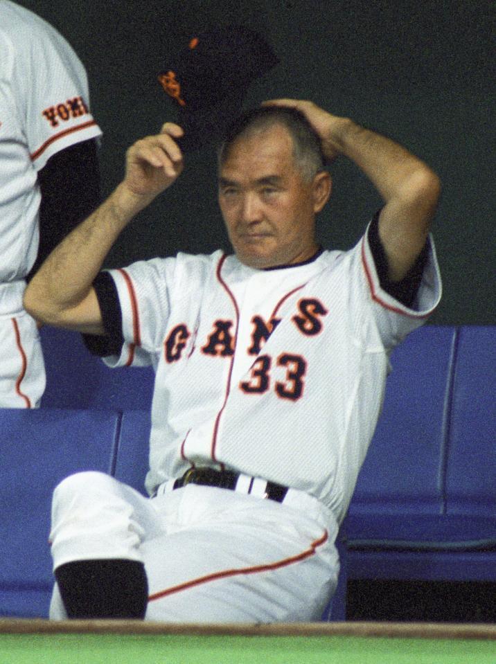 　広島戦に丸刈り頭で臨む長嶋監督＝９８年８月５日