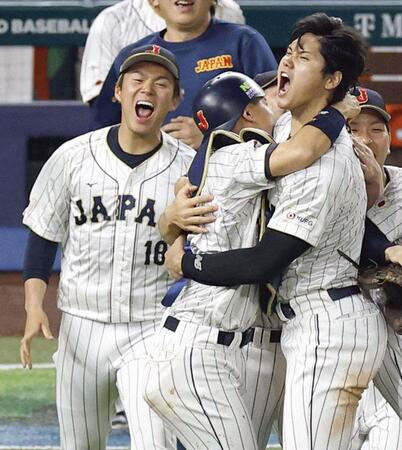 　２０２３年３月、ＷＢＣ決勝で米国を破って優勝を果たし、大喜びの大谷翔平（手前右）と山本由伸（左）ら＝マイアミ（共同）