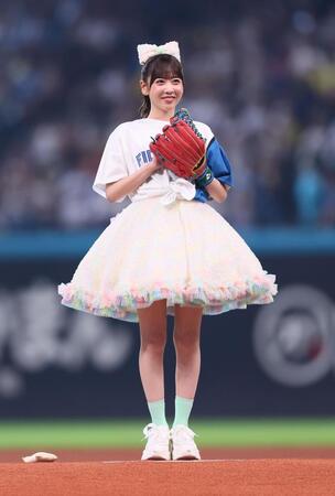 【写真】いったい誰？ご満悦　人気アイドルからの“贈り物”見つめるプロ野球選手