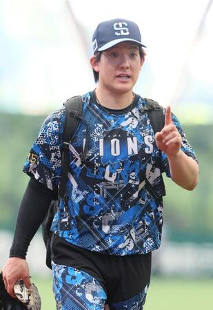 　練習を終え引き揚げる与座（撮影・石井剣太郎）