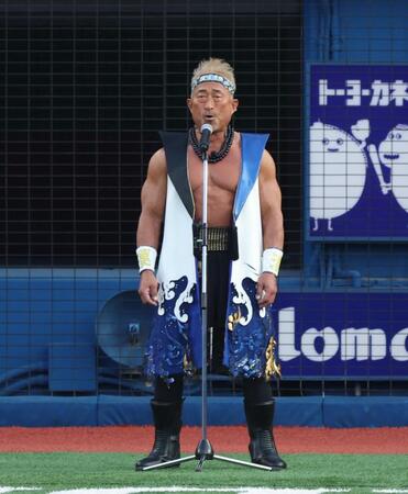 ＤｅＮＡー阪神戦で角田信朗氏が国歌独唱　６４歳マッスルボディ健在　両軍ナイン神妙に聴き入る