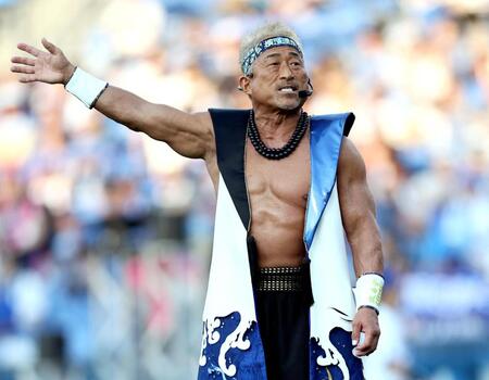 　球場を盛り上げる角田信朗（撮影・田中太一）