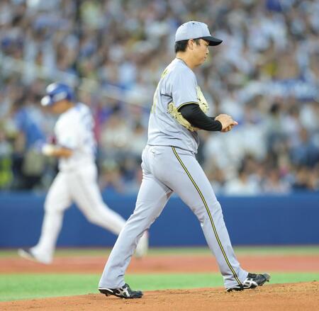 　２回、筒香（左）に先制ソロを浴びた村上（撮影・西岡正）