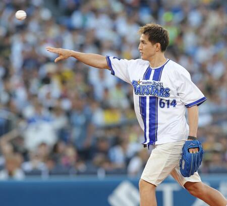 　始球式で投球する井上直樹（撮影・西岡正）