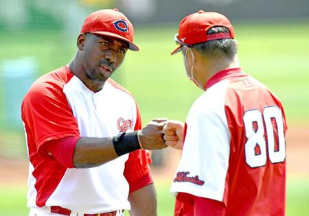 　ピレラ（左）とグータッチを交わす広島コーチ時代の山田和利さん＝２０２０年４月