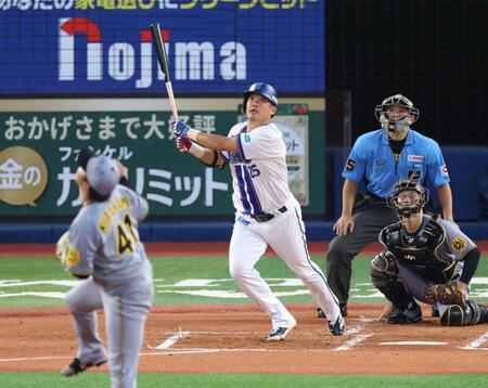 　２回、先制ソロを放つ筒香（撮影・金田祐二）