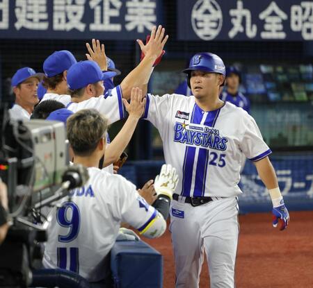 　４回、２打席連続のソロを放ち、ナインとタッチを交わす筒香（撮影・西岡正）