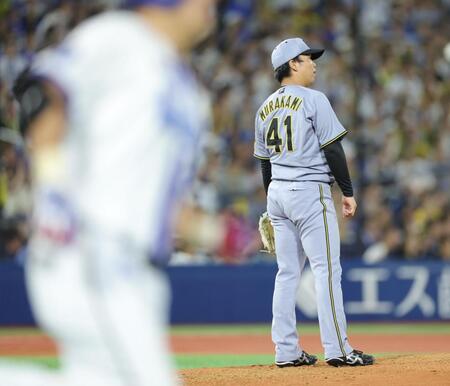 　４回、筒香にソロを浴びた村上（撮影・西岡正）