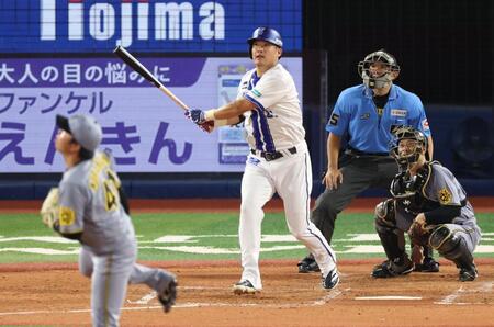 　４回、右越えソロを放つ筒香（撮影・金田祐二）