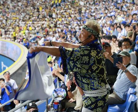 　スタンドから熱波を送る角田信朗（撮影・金田祐二）