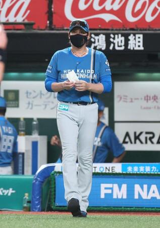 　６回、選手の交代を告げる新庄監督（撮影・石井剣太郎）