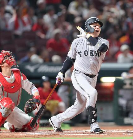 　６回、中飛に倒れ、顔をしかめる丸（撮影・市尻達拡）