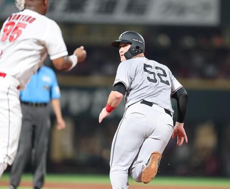 　５回、岸田の一ゴロで飛び出し、タッチアウトになるリチャード（撮影・市尻達拡）