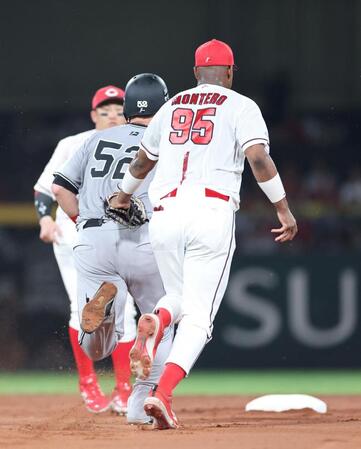 　５回、岸田の一ゴロで飛び出し、タッチアウトになるリチャード（撮影・市尻達拡）