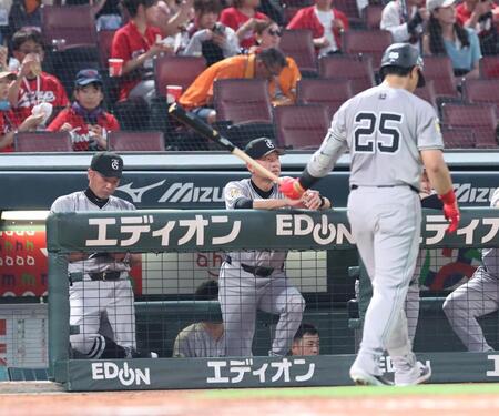 【写真】凡退し肩を落とす岡本 すぐさまベンチでメモをとる巨人・阿部監督