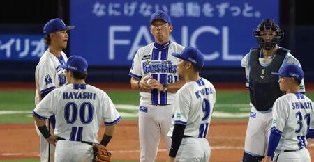 　９回、入江が逆転を許し厳しい表情の三浦監督（撮影・金田祐二）