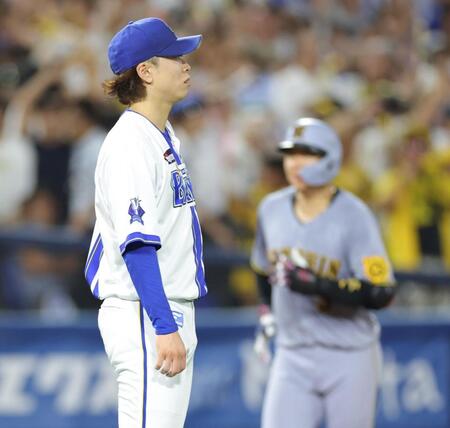 　９回、大山（右）に逆転２ランを浴びた入江（撮影・西岡正）